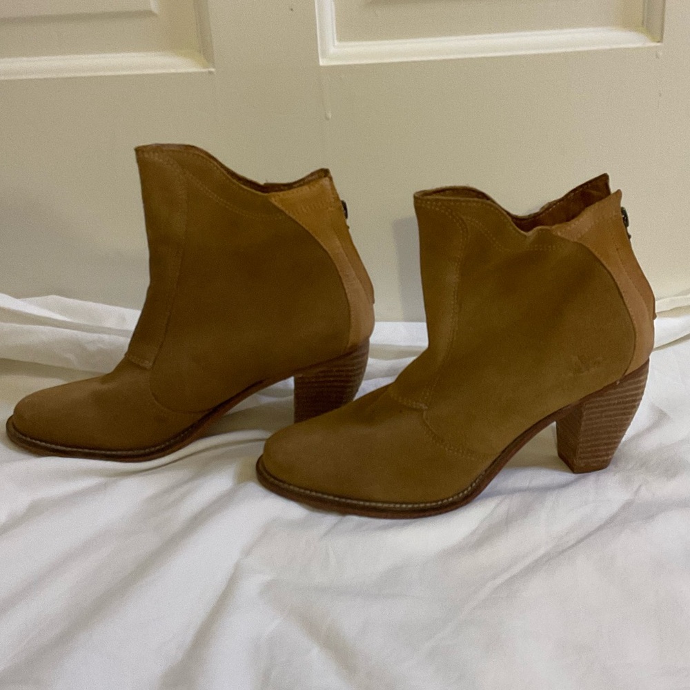 ❌ J. Shoes Golden Suede Booties